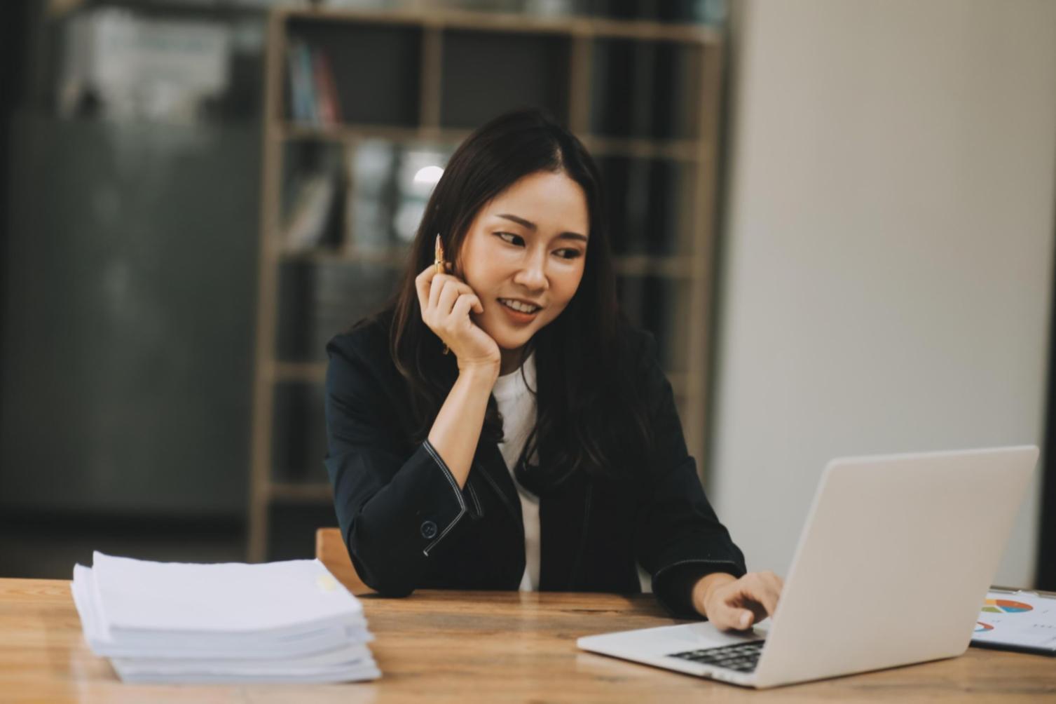 Postazione di editing video professionale con monitor e attrezzatura